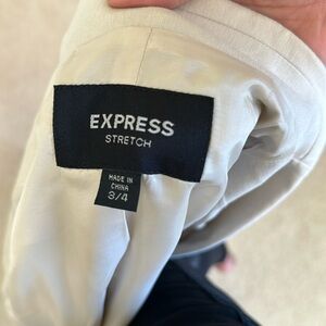 Shoulder to bottom is about 32”& 18”across. hits me above the knee & I am 5.55”